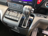 自然に手が届き、操作性の良いインパネシフトに、パーキングブレーキはフットブレーキタイプなので、運転席と助手席の間はすっきりしています。