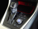 電動パーキングブレーキ・ブレーキホールドを装備してます。ホールド機能は信号待ちが多い一般道で疲労軽減になり、大好評です!