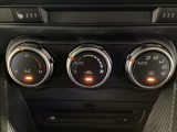 空調スイッチ類は最近流行のタッチパネル式ではなく、運転中でも直感的に操作できるダイヤル式を採用しております。