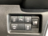 運転席脇のクラスタースイッチ部分にはアイドリングストップOFFスイッチ、パーキングセンサー、その他走行系スイッチを集中配置しております。