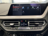 【アップルカープレイ】iPhoneがBMW車両とワイヤレスで接続されます。Apple CarPlayでは、オーディオストリーミングやメッセージングアプリがディスプレイに表示されます。