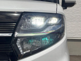【LEDヘッドライト】悪天候や夜間走行時も良好な視界を確保し安心して運転できる高輝度LEDヘッドライトを装備!点灯速度が早く、消費電力も抑えられています。
