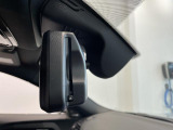 自動防眩機能を備えたルームミラー。ETC車載器を搭載しておりスタイリッシュかつ機能性を兼ね備えております。