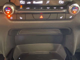 花粉除去フィルター付のフルオートエアコン装備。運転席と助手席で独立して設定温度を調整でき、快適な室内環境を実現します。コントロールパネルは、機能性を高めるとともにすっきりとしたデザインを実現。