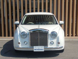 光岡のかつてのフラッグシップモデルで、往年の英国車を連想させる荘厳なデザインです。