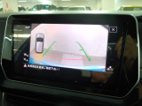 ギアをリバースに入れると車両後方の映像を映し出します。画面にはガイドラインが表示され、車庫入れや縦列駐車などの際に安全確認をサポートします。