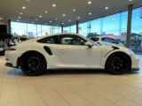 911 Turbo譲りのワイドボディを採用したダイナミックなサイドシルエット。大径ホイールと低められた車高がレーシングカー直系のオーラを醸し出しています。