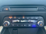 運転席&助手席には3段階調整が可能なシートヒーター機能だけでなく、ハンドルヒーターも付いており、夏場ではベンチレーション機能もご利用いただけます。