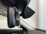 自動防眩機能を備えたルームミラー。ETC車載器を搭載しておりスタイリッシュかつ機能性を兼ね備えております。
