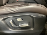運転席にはパワーシートを装備!シート位置を記憶するメモリー機能付きなのでご夫婦で2名分セットすると便利です♪