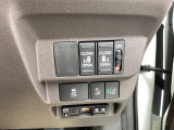 パワースライドドアの開閉スイッチ、横滑りを防止するVSA等のスイッチは運転席の右側、手の届きやすい位置にあります。