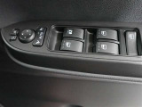 運転席のパワーウインドスイッチで全席窓の開閉・ロック操作ができます。