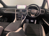 水平基調のインストメントパネル。すっきりしていて運転に集中できますね。