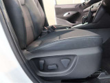 パワーシート搭載。微妙な調整が手軽にでき、ピッタリなポジションで運転することが可能です。