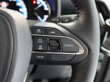 アダプティブクルーズコントロール機能付きです。走行中に先行車の様子を検知しながら、設定した車速の範囲内で先行車との距離のキープを支援します。詳細は販売店スタッフまでおたずねください。
