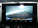 バックガイドモニター付き。車両後方の映像をナビ画面に表示し、駐車などの後退操作をサポートします。