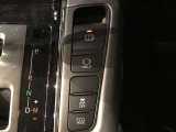 シフトレバー操作部。シフト連動パーキングブレーキ&オートブレーキホールド機能付きで運転が快適に&hellip;♪