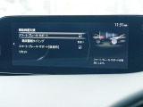 こちらのお車には先進安全装備が多数搭載されています。衝突被害を回避あるいは軽減するためのブレーキや、後方死角からの接近警報、車線逸脱を防止する警報装置など、詳しくはスタッフまでお尋ねください。