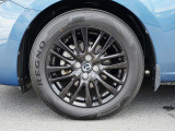 標準装備の純正16インチアルミホイール。タイヤサイズは185/60R16です。