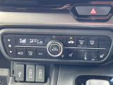 【オートエアコン】一度お好みの温度に設定すれば、車内の温度を検知し風量や温度を自動で調整。暑い&hellip;寒い&hellip;と何度もスイッチ操作をする必要はありません。快適な車内空間には必須の機能ですね♪