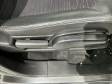 シートハイトアジャスターが付いているので運転姿勢を調整するのに便利ですね。身長に合ったシートポジションは安全運転や疲労軽減にもつながります。