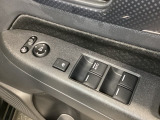 ハンドルの右側に電動格納付きパワーミラーの操作スイッチがついています。左右のサイドミラーの角度調節も微調整ができて便利です。パワーウインドウは運転席でドア4枚とも上下の操作ができるようになっています。