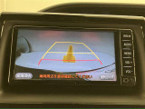 【バックカメラ】あると便利なバックカメラ装備!駐車時に後方がリアルタイム映像で確認できます。立体駐車場や夜間の車庫入れ時に大活躍!運転スキルに関わらず、今や必須となった装備ですね♪