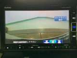 【バックカメラ】運転が苦手な方も車庫入れラクラクです!ギアをリバースに入れれば自動的に切り換わりますので、面倒な操作は不要です♪狭い駐車場もお車を傷つけず安心ですね!