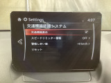 フォワードセンシングカメラで認識した交通標識をディスプレイに表示し、交通標識の見落とし防止を図り、安全運転を支援します。