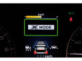 X-MODEは路面に応じて4輪の駆動力やブレーキなどを最適にコントロール。悪路からのスムーズな脱出をサポートします。