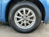 日産純正アルミホイール。タイヤサイズは185/70R14です。