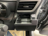 運転席と助手席には、回転式のインパネカップホルダーが装備されています。