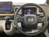 【ハンドル】運転にかかわる様々な操作を安全に行えるように視点移動が少なく操作性に配慮されたスイッチ類が凝縮されたコックピットです。