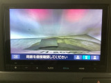 【バックカメラ】運転が苦手な方も車庫入れラクラクです!ギアをリバースに入れれば自動的に切り換わりますので、面倒な操作は不要です♪狭い駐車場もお車を傷つけず安心ですね!