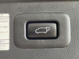 【パワーバックドア】スマートキーや運転席のボタンを押すだけでリアゲートが自動で開閉します!荷物を持っている時や、高い位置にあるバックドアを閉める際に便利な機能です♪