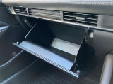 車検証なども収納できる大型のグローブボックスは、使い勝手もよく役立ちます!