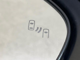 【ブラインドスポットモニター】走行中、ドアミラーの死角になりやすい箇所に後続車が接近するとサイドミラーのレンズに警告を表示!ドライバーに注意喚起をしてくれます。