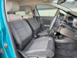 ●前席:ゆったりとしたドライバースペースで、長時間の運転でも快適にお過ごしいただけます。