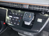 感覚的に使いやすいシフトレバー!電動パーキングにオートブレーキホールドもついています。電気自動車ならではのワンペダル操作もできます。