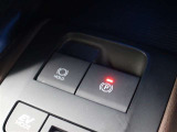 「HOLD」スイッチを押し、システムONの状態にしておくことで、渋滞や信号待ちなどでブレーキを踏んで停車した時にブレーキを保持。アクセルを踏むと解除されます。