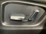 こちらのグレードは助手席にもパワーシートを装備しております!運転席同様お好みで調整が可能です!