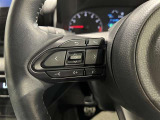 ステアリングスイッチ付きで、運転中に視線を前に向けたまま操作できます。