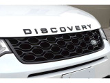 ブラックエクステリアパックが装着で前後のDISCOVERYバッジやフロントグリルがグロスブラックとなり引き締まった印象になります。