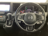 【ハンドル】運転にかかわる様々な操作を安全に行えるように視点移動が少なく操作性に配慮されたスイッチ類が凝縮されたコックピットです。