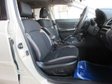 運転しやすい視界を提供。また、背もたれ左右の水平断面を全体的にゆるやかな扇状にへこませることで背もたれを受け止めるデザインとなっています。リラックス感が高まりますので、ロングドライブでも疲れません。