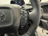 【ステアリングスイッチ】運転中に視線を前に向けたまま画面の操作できます。