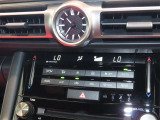 左右独立温度コントロールフルオートエアコンです。運転席、助手席それぞれで独立して温度設定ができます。冷え性の方が乗っても安心ですね♪