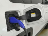 家庭や充電スタンドで充電できます。