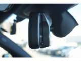 BMW純正のミラー一体型ETC車載器を装備しています。運転席からの視界を遮ることなく、インテリアの洗練されたデザインを損なわないスマートな配置が特徴です。
