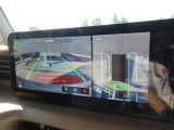 車を上から見下ろしているかのような映像で周囲の状況を確認できるアラウンドビューモニター。狭い駐車場や駐車が苦手な方でも安心。